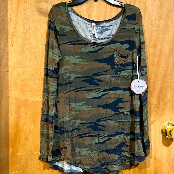 🤎💚Nwt awesome camo front pocket tee size medium - Picture 1 of 6